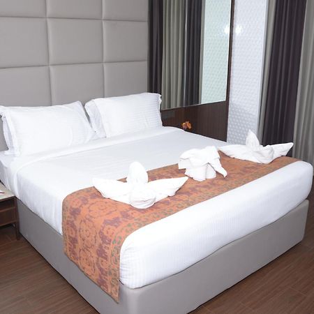 Tania President Inn Shirdi Esterno foto